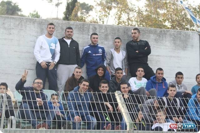 למרות היום והשעה. אוהדי מעלות (צילום: מיכאל פישנזון)