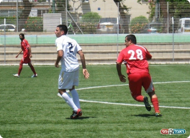 מעוף לא הרימה ידיים. דואק נשמר ע"י מיכאל אסבג (צילום: אלי שמואלי)