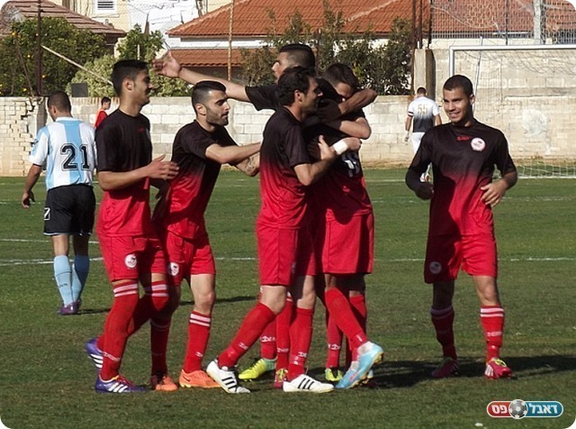 ציפו לכדור רוחב. חוגגים את השלישי (צילום: אייל אורן)