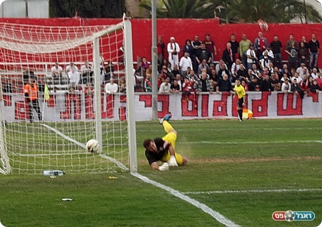 יתרון מוצדק. גלברט נכע לכדור של צרויה (צילום: אייל אורן)