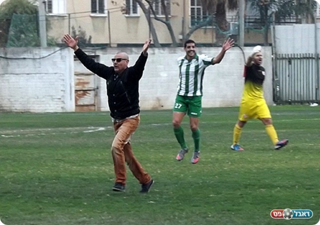 ידע מה הוא אומר בפתיחת המשחק. מנהל עמישב חוגג (צילום: אייל אורן)