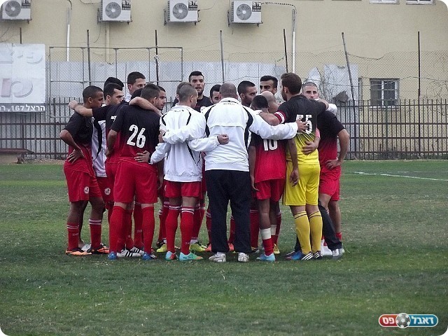 הודו לקהל. שחקני מרמורק בסיום (צילום: אייל אורן)