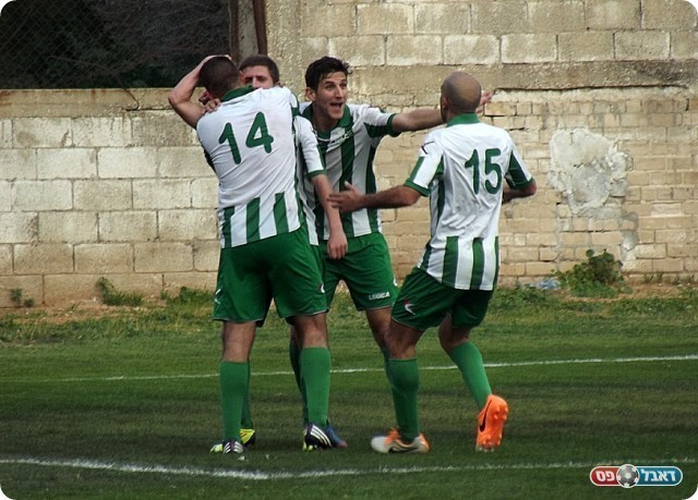 שוב איבוד כדור. חוגגים את השני עם שדה (צילום: אייל אורן)