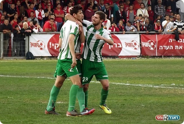 וחוגגים עם הכובש (צילום: אייל אורן)