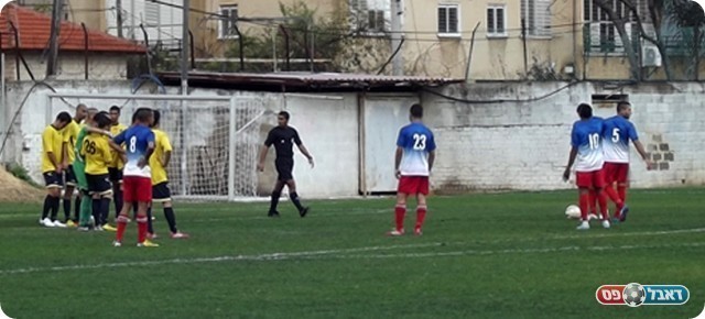 ההכנות לקראת הכדור החופשי (צילום: אייל אורן)