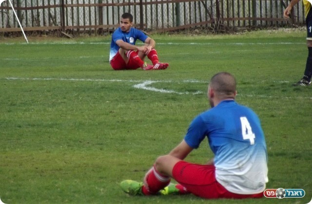 התקשו לעכל. שחקני מרמורק בסיום (צילום: אייל אורן)