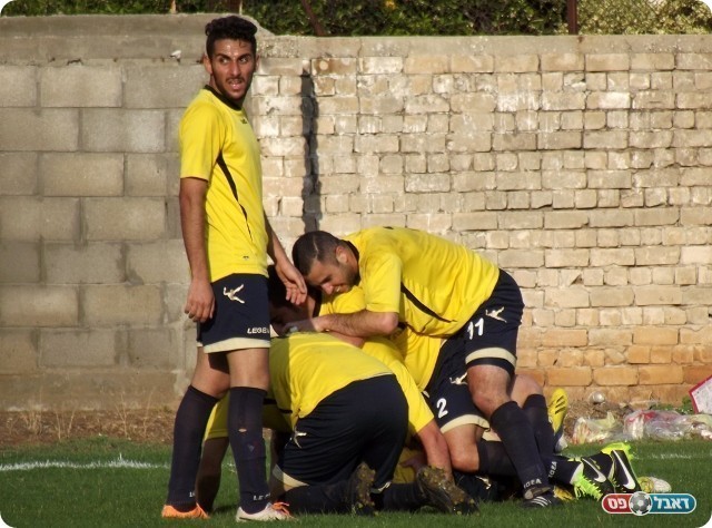 האמינו שאפשר לעשות משהו. חוגגים את השער המפתיע (צילום: אייל אורן)