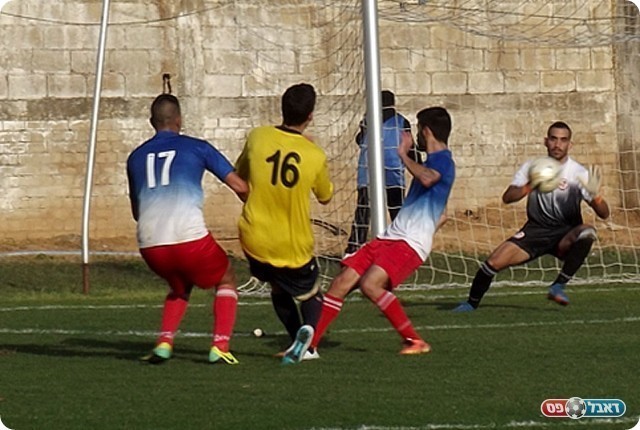 הצלה גדולה. נחמיאס הודף את הבעיטה של חייק (צילום: אייל אורן)