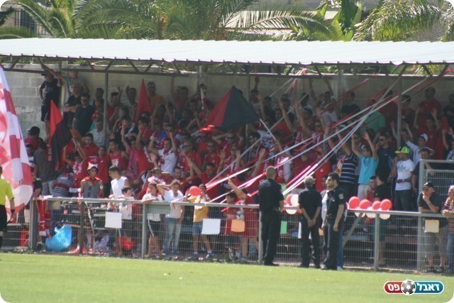 אין כמו לבוא למשחק שיש קהל כזה. אוהדי מרמורק (צילום: ארז נעמן)