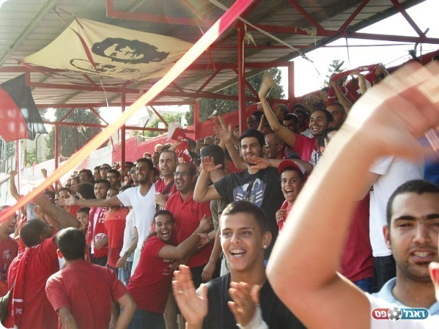 שיר מיוחד לפדידה. אוהדי מרמורק חוגגים את הראשון (צילום: אייל אורן)