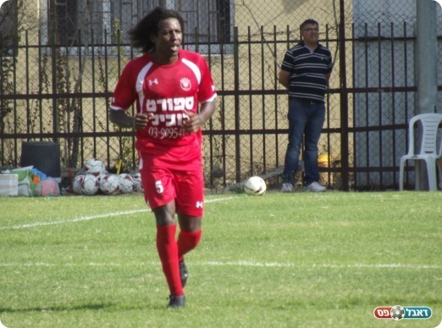 התמזמז עם הכדור. עאמר (צילום: אייל אורן)