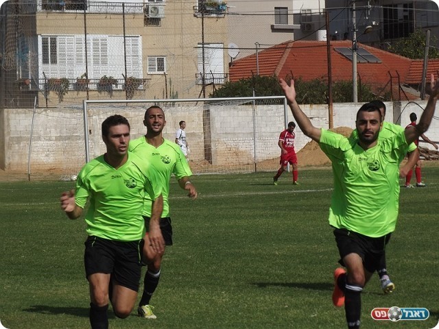 בעיטה חדה. פדידה חוגג את הראשון (צילום: אייל אורן)