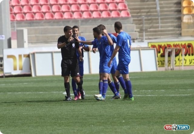 הרוחות סערו. שחקני ב"ש מתווכחים עם כוכב (צילום: שי מוגילבסקי)