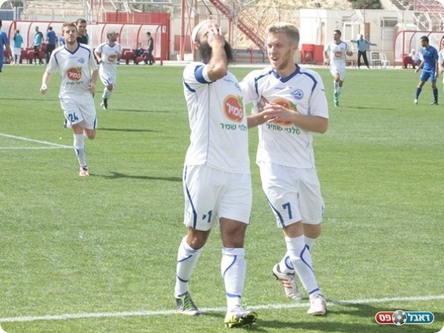 היה ברור מי בעלת הבית. כהן צדק חוגג עם ברסקי (צילום: שי מוגילבסקי)