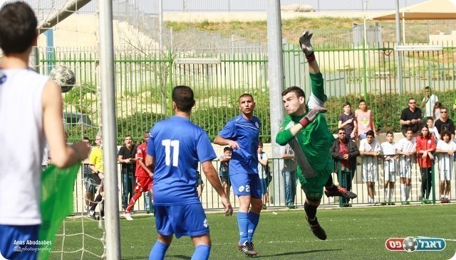 שער העונה. הכדור של אלעתאיקה בדרך לרשת (צילום: אנס אבודעבס)