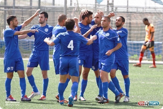 וחוגג עם החברים (צילום: אנס אבודעבס)