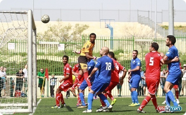 השליטה עברה למקומיים. עוד כדור בדרך לקורה (צילום: אנס אבודעבס)