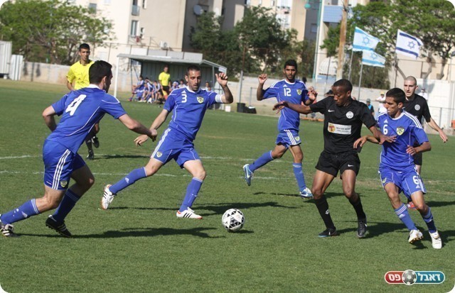 מנשה זלקה מול הגנת כרמיאל (צילום: שלומי גבאי)