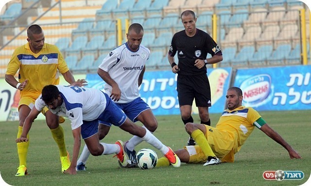 משחק חלש בהרצליה. כולם על כולם (צילום: לירן דורף)