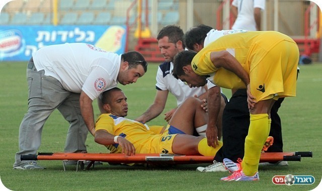 רגע המפנה. הפציעה של לביא (צילום: לירן דורף)