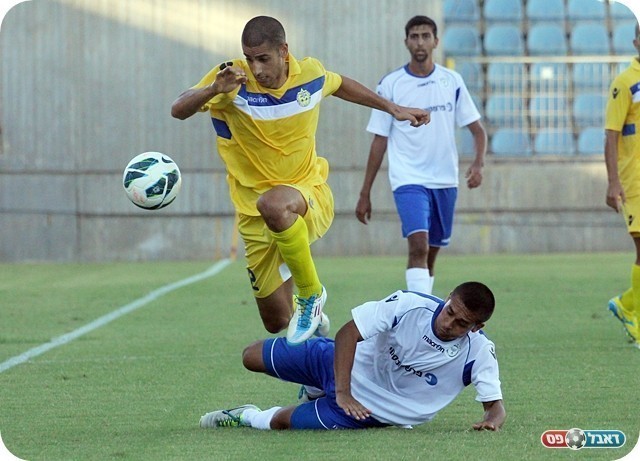 ספק נגיעת יד. לואיסה מתקל את דניאל רז (צילום: לירן דורף)