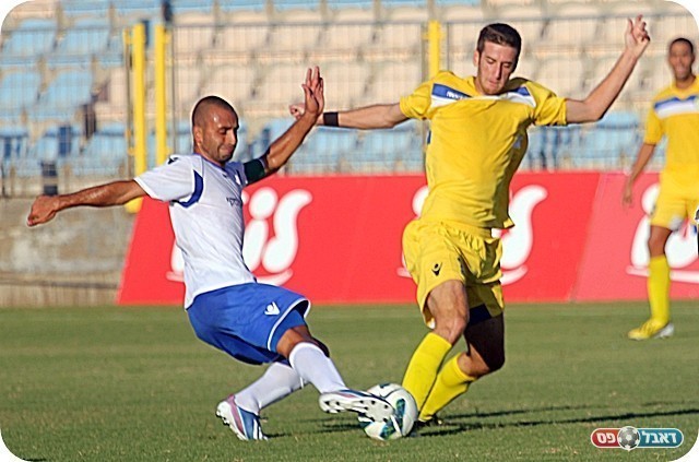 הבולט בשורות הרצליה. אבינו מתקל את מונד (צילום: לירן דורף)