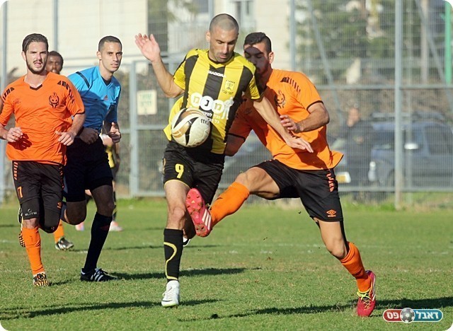 אלעד כהן מנסה לברוח מחתוכה (לירן דורף)