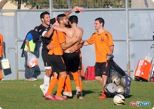 מחנה חוגגת נצחון חשוב בתחתית (לירן דורף)