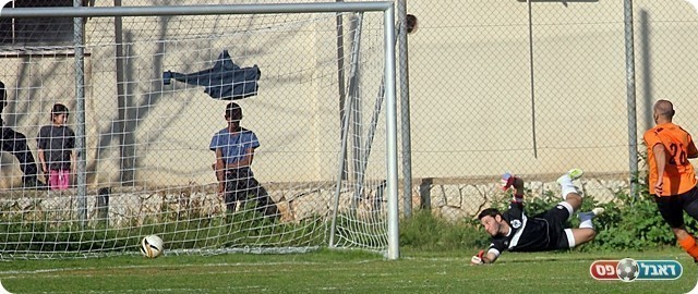 אנגלשטיין נכנע לבעיטה של רביבו (לירן דורף)