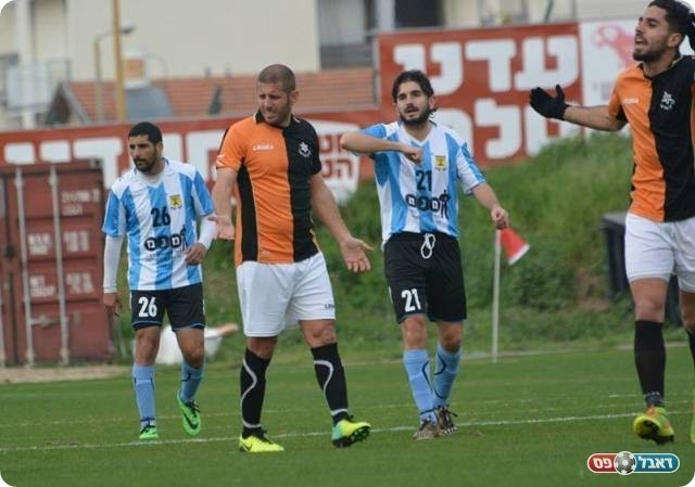 משחק פיזי. אטיאס מתלונן על קנאפו (ולדי מויסייב)