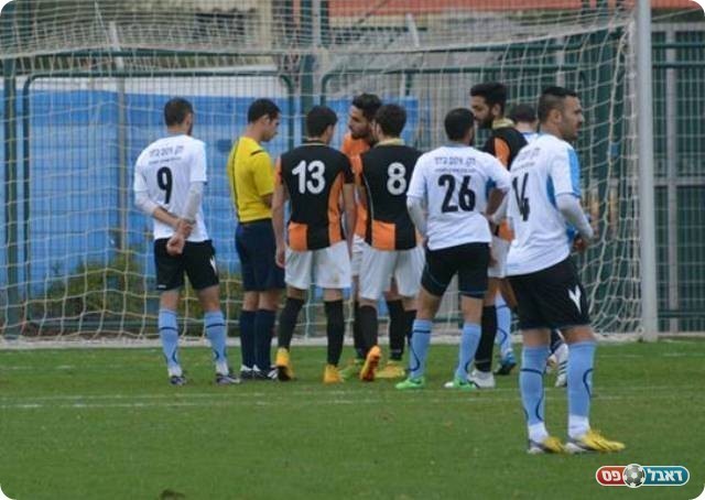 על מה הפנדל? שחקני מלאכי מתווכחים עם השופט (ולדי מויסייב)