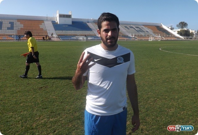 עמדת זינוק מצוינת. כובש הרביעייה, לוי (צילום: אבי פפיס)