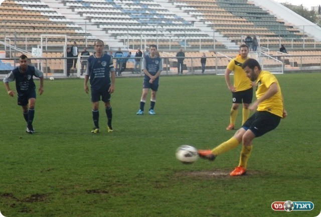 סגר עניין. אזולאי כובש (צילום: אבי פפיס)