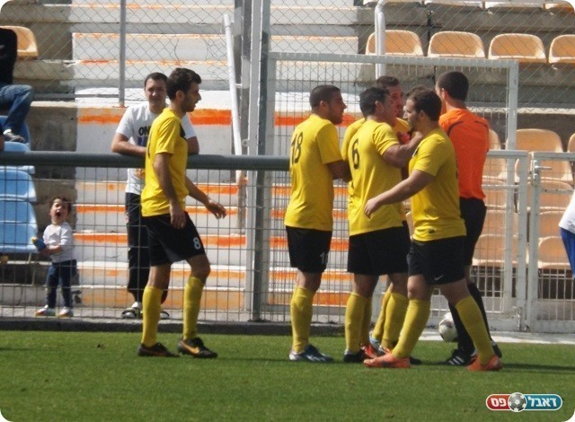 אדום מיותר. הפוטה מורחק (צילום: אבי פפיס)