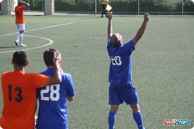 ניצחון חשוב. שחקני מודיעין חוגגים (פזי שינדלר)