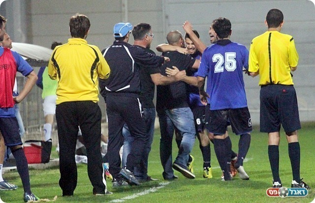 וחוגג עם מאור  (לירן דורף)