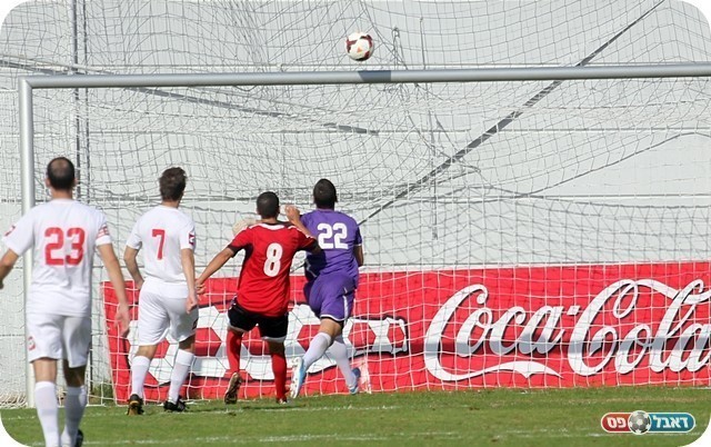 כמעט שער עצמי. הכדור של בן נחום ברך לשער (צילום: לירן דורף)