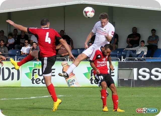 החמצה גדולה. בן נחום מוריד בראש (צילום: לירן דורף)