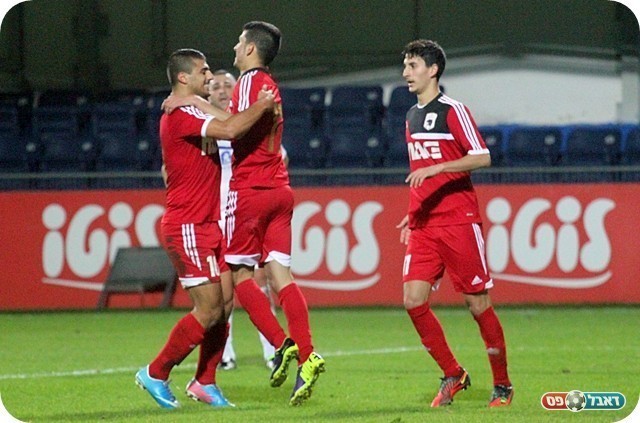 חוגג עם החברים (צילום: לירן דורף)