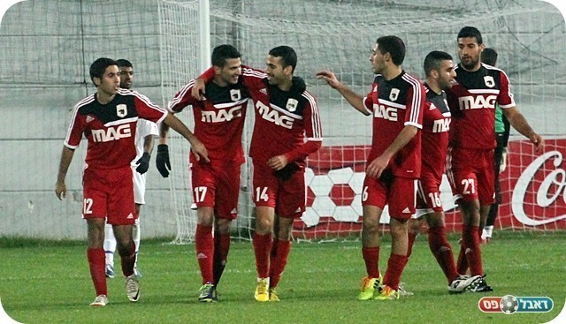 וחוגג עם החברים (צילום: לירן דורף)