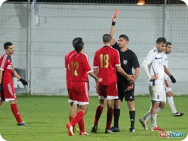 אדום מיותר ושיפוט מצוין. רושרוש מרחיק את בר דוד (צילום: לירן דורף)