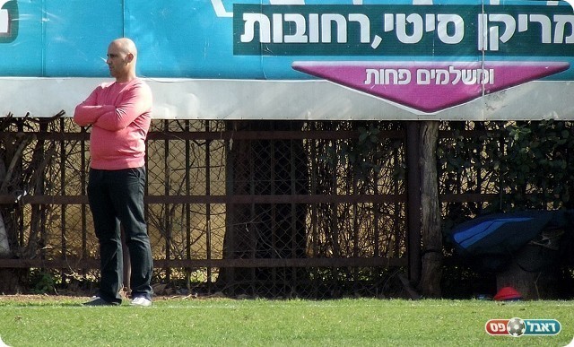 מאוכזב. בנודיס ליד החץ המראה את הכיוו ן של מרמורק (צילום: אייל אורן)