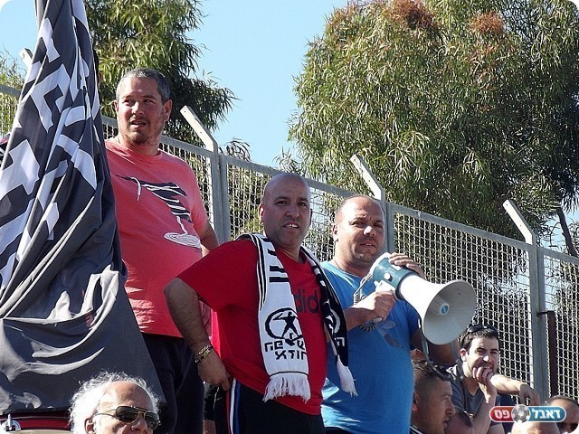 אחד על מגאפון. אוהדי אזור (צילום: אייל אורן)