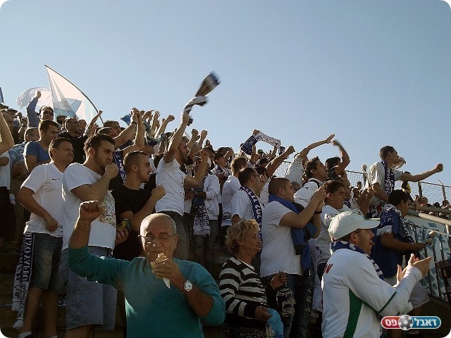 קצת כבוד. אוהדי יפו לאחר השוויון (צילום: אייל אורן)