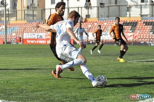 סוג של חילוף קבוע. רבינוביץ' מול ציקוושוילי (צילום: מוחמד חאדר אניס) 