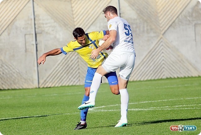 תימור אביטן מיבנה ואלון נצר מרמת השרון נלחמים על כל כדור (לירן דורף)