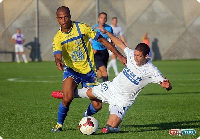 משום מה דווקא הוא פתח כמגן שמאלי. ניבאלדו מכשיל את קוז'וק (לירן דורף)