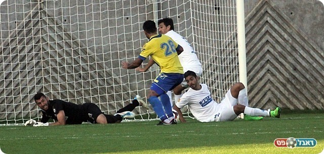 פנדל, קנדיל נוגע ביד ברחבה (לירן דורף)