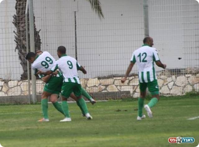 ביססו את היתרון. שחקני דלייה חוגגים את השני (צילום: מיכאל פישנזון)