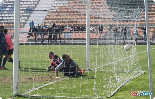 התקפה מסוכנת ראשונה. אגא כובש (צילום: מיכה פישנזון)